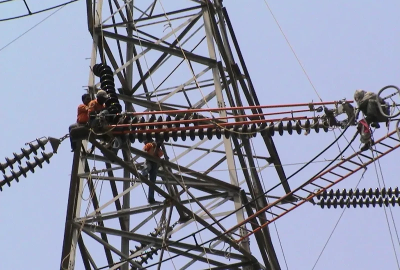 Hot / Live line maintenance for 400 kV Chandrapur - Parli D/c Hot Line/ Live line maintenance for 400 kV